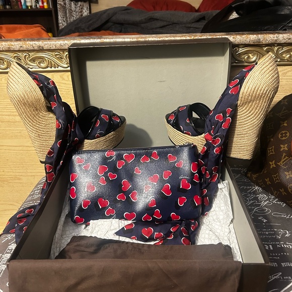 AUTHENTIC Gucci wedge heels and clutch…reposh…never got to wear…wedge to high - Picture 4 of 8